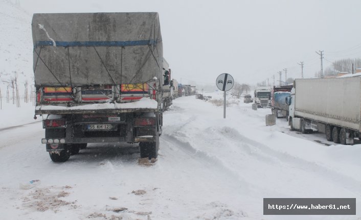 Kar yüzünden tırlar yollarda kaldı