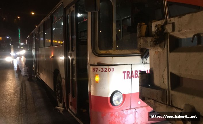 Belediye otobüsü yolda kaldı