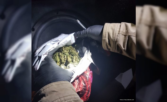 Otomobildeki hoparlörden esrar çıktı