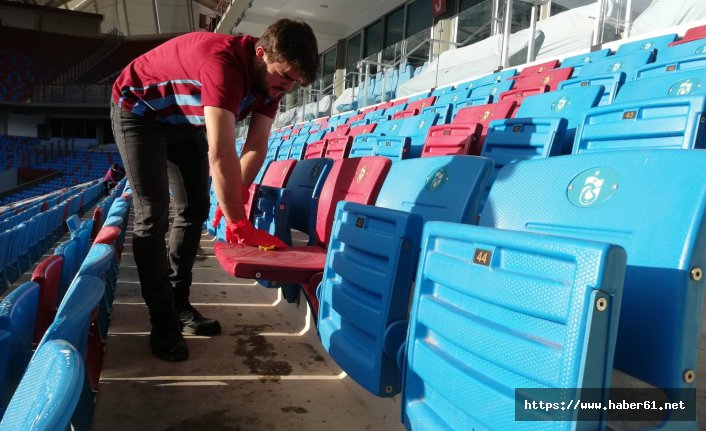 Üniversiteli öğrenciler Akyazı Stadı’nı temizlediler