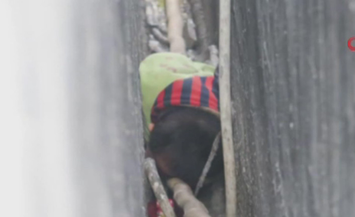 2 yaşındaki çocuk iki duvar arasına sıkıştı