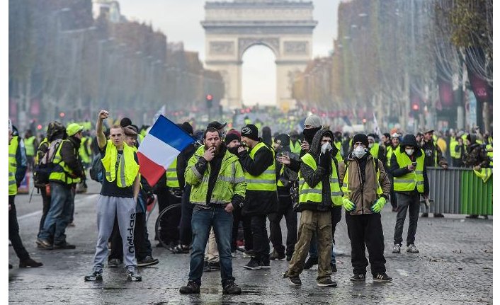Sarı Yelekliler, Londra’da hükumeti istifaya çağırdı