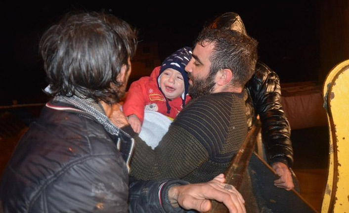 Evlerinde mahsur kalan aile böyle kurtarıldı