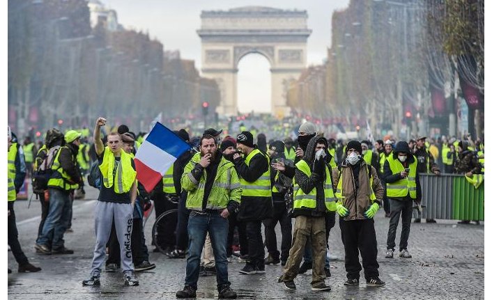 Paris'teki gösteride 167 gözaltı