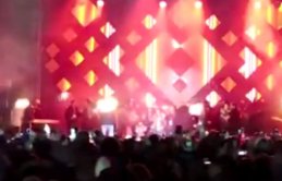 Belediye başkanı sahnede bıçaklandı