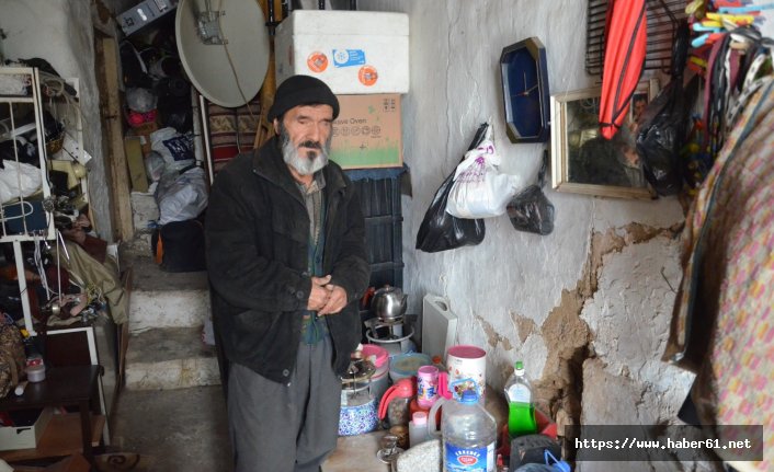  Çöp konteynerlerinden topladığı ekmeklerle karnını doyuruyor