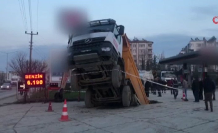 Yer yarıldı kamyon içine girdi!