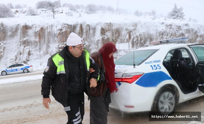 Polis kaza yapan otomobildeki kadını evine kadar bıraktı