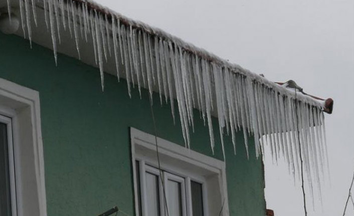  Çatıda biriken kar çığ gibi düştü