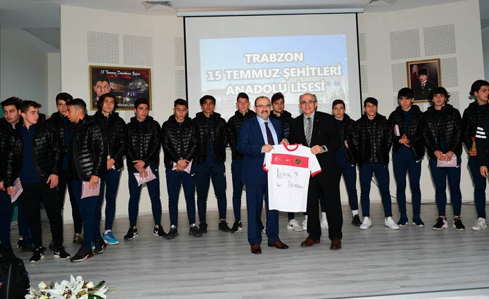 Vali Ustaoğlu'dan şampiyon olan öğrencilere ödül