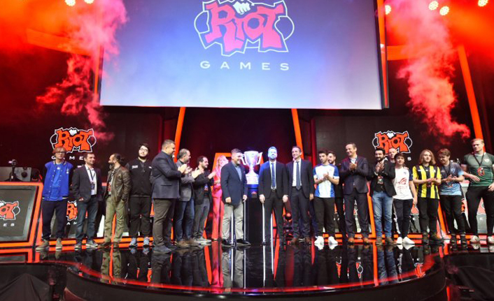 Binali Yıldırım'dan e-spora büyük destek