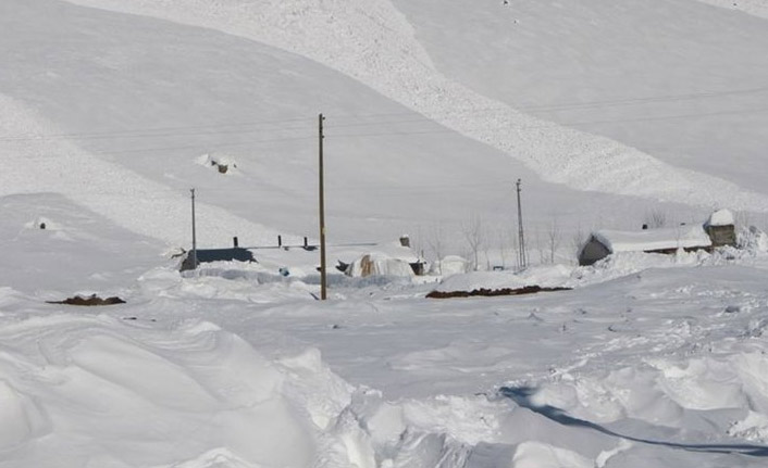 İlçe merkezine çığ düştü