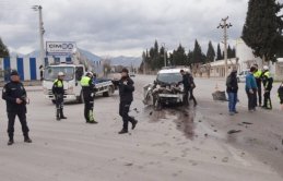 Polis aracı ile çöp kamyonu çarpıştı