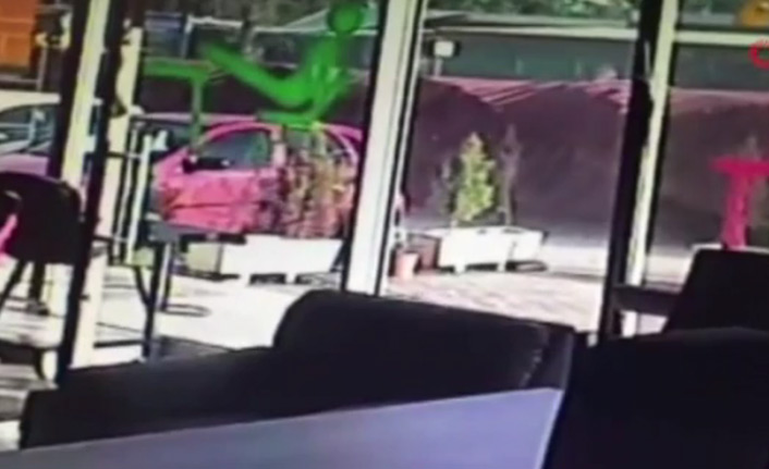 Çatı uçtu, saniyelerle kurtuldu