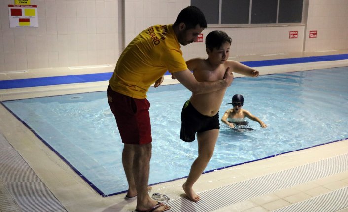 Kulaçlarıyla engelleri aşıyor