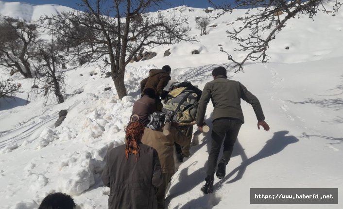 Hastayı bidonlarla taşıdılar