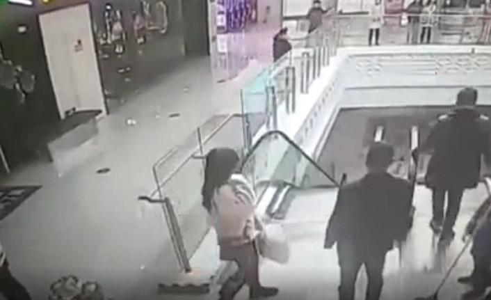 Bebek yürüyen merdivenden aşağı yuvarlandı