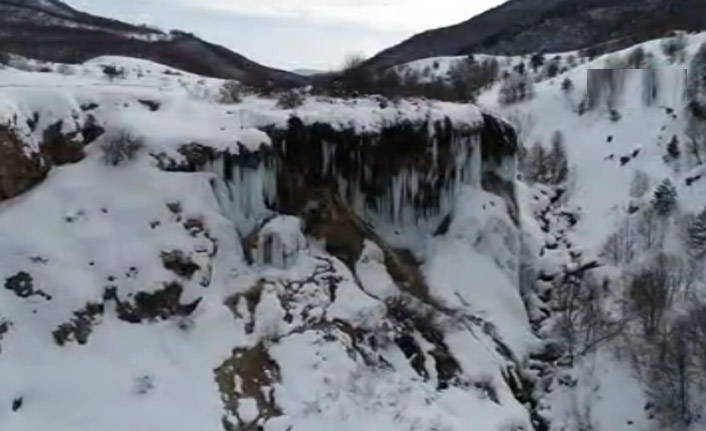 Dipsiz Göl Şelalesi'nde turkuaz buz güzelliği