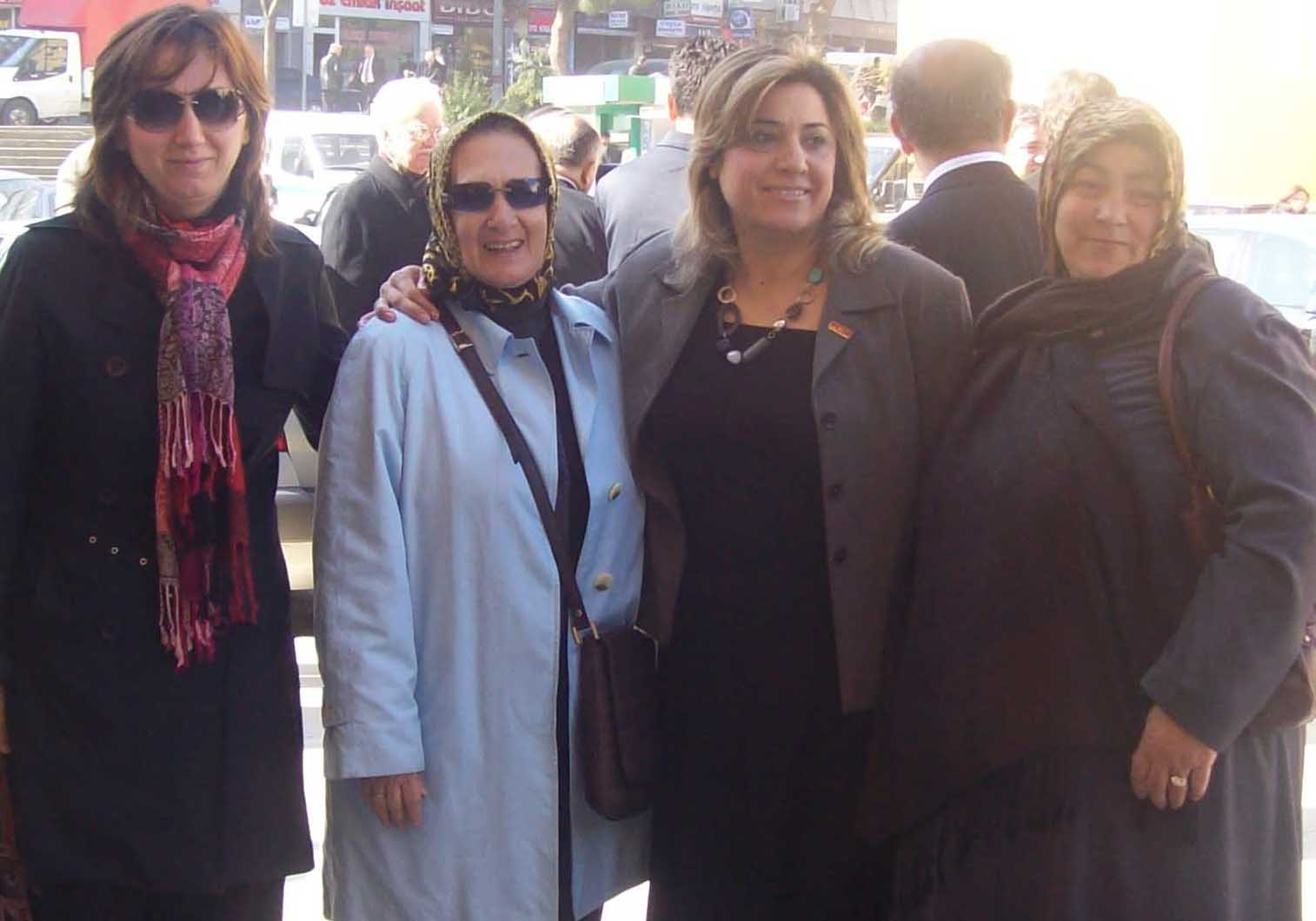 Bayanlar Konferansa katılıyor