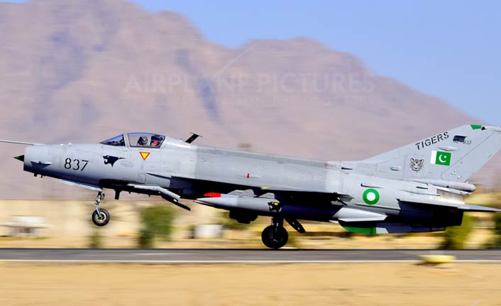 Pakistan'da askeri uçak düştü