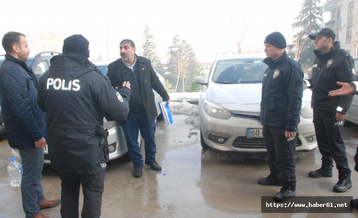Üzerine benzin döktü kendini yakmaya kalktı