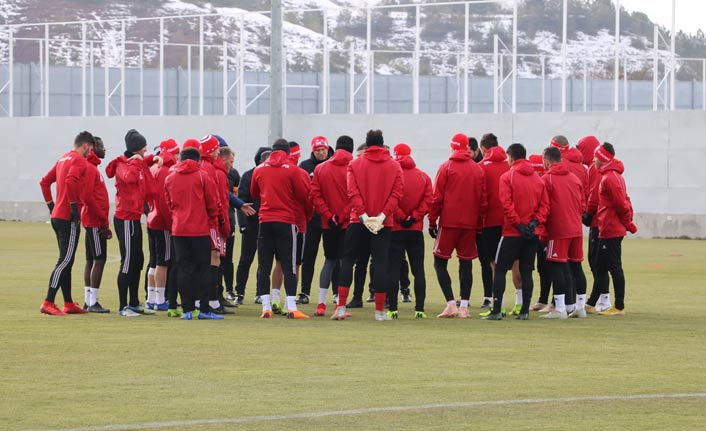 Trabzonspor'un rakibi Sivasspor! Futbolculara baklava ikramı