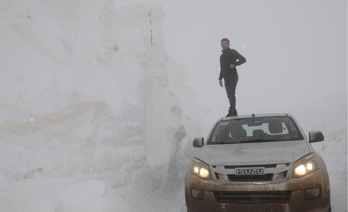 Kar kalınlığı 8 metreyi aştı, ekipler zirveye ulaştı