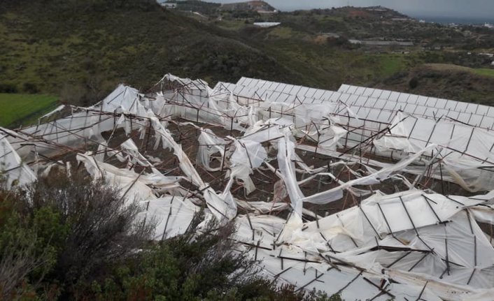 Alanya’da hortum 80 dekarlık seraları yerle bir etti