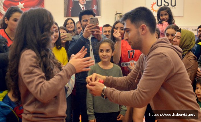 Voleybol maçında evlilik teklifi