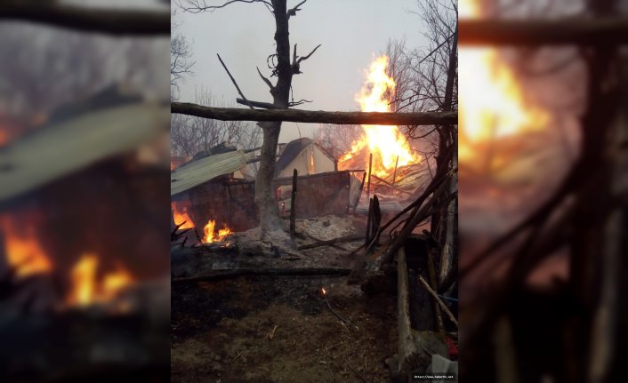 Sobadan çıkan yangın evi ve hayvanlarını aldı