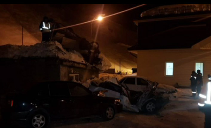 Otomobil 211 km hızla evin çatısına uçtu