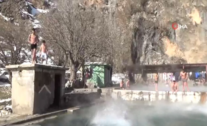 Buz gibi havada kaplıca keyfi