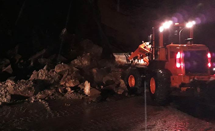 Karayoluna dev kayalar düştü