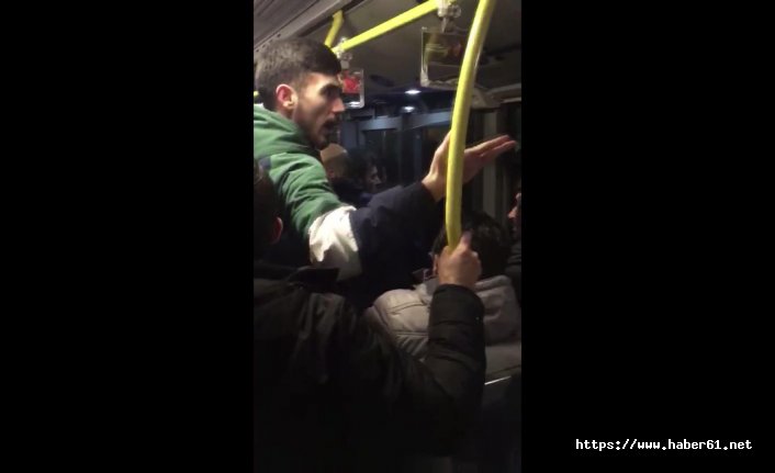 Metrobüs durağında taraftar kavgası