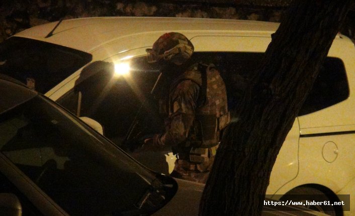 Sevgilisinin evinin önünde kafasına silah dayadı