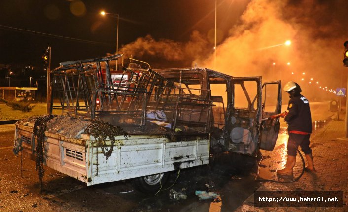 Mobilya yüklü kamyonet alev aldı!