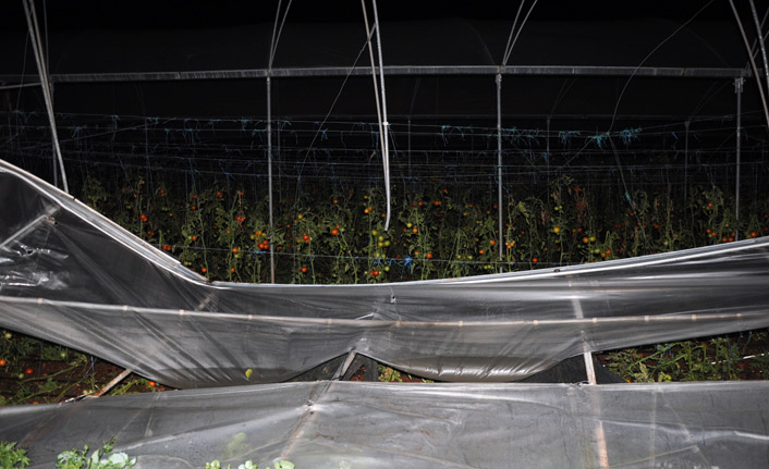 Mersin'de hortum seraları yıktı geçti