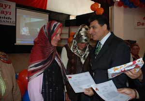 Vali Okutan bir aileyi sevindirdi