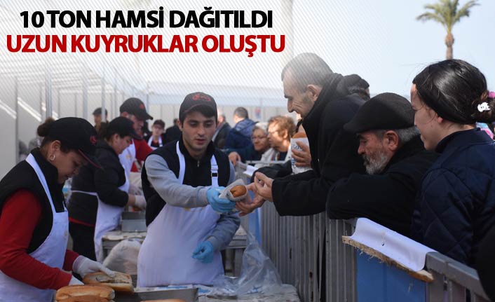 10 ton hamsi dağıtıldı - Uzun kuyruklar oluştu