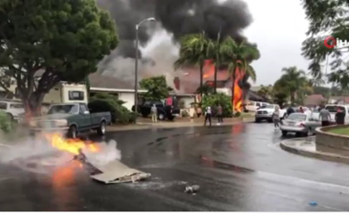Kaliforniya’da küçük uçak evlerin üzerine düştü: 5 ölü