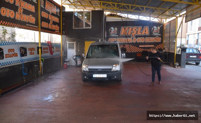 Kocası vefat edince 4 çocuğuna bakmak için oto yıkamacı açtı 