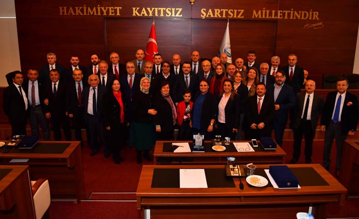 Genç, belediye meclis üyelerine plaket takdim etti