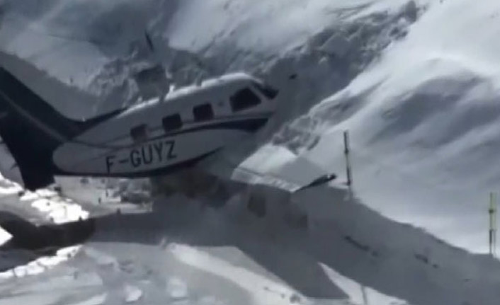 Uçak, pist dışındaki kar yığınına çarparak durabildi