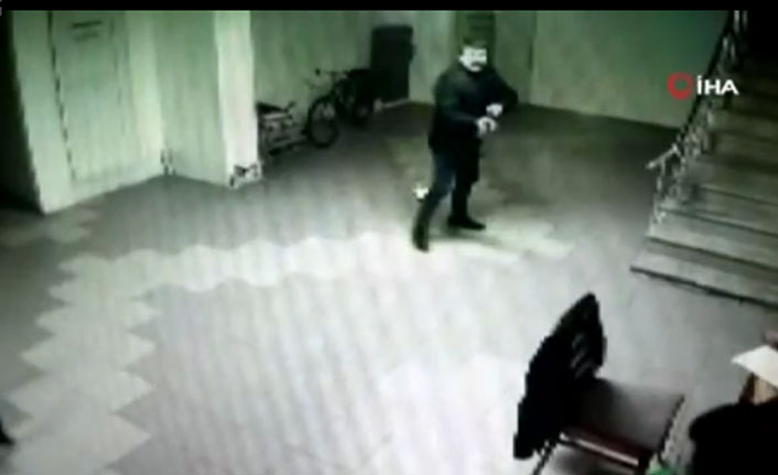 Eski patronunu vurdu, o anlar kameraya yansıdı