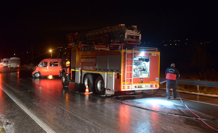 İki minibüs çarpıştı