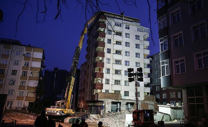 Kartal'da riskli binanın yıkımı sürüyor