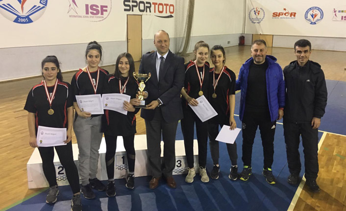 Arsin Anadolu Lisesi grup maçlarına hazırlanıyor