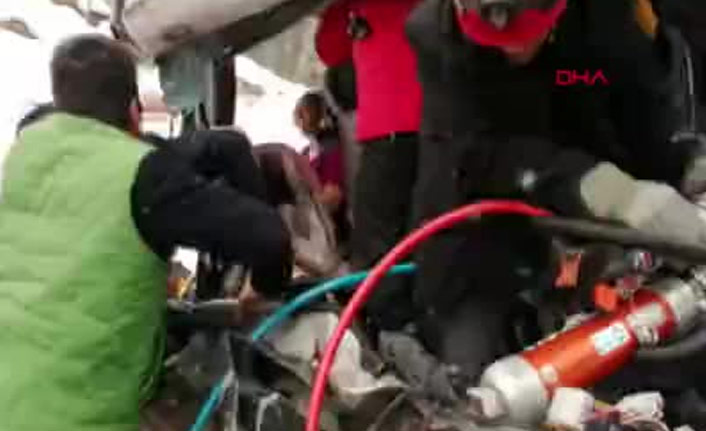 Yolcu Midibüsü İle Tır Çarpıştı: 20 Yaralı