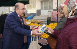 Başkan Gümrükçüoğlu pazara indi ve tek tek dağıttı