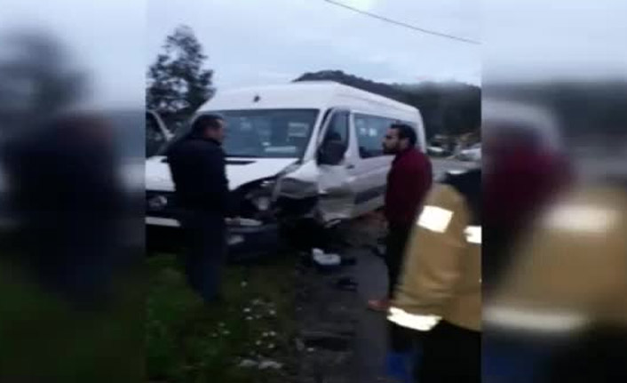 Öğrenci servisi otomobille çarpıştı